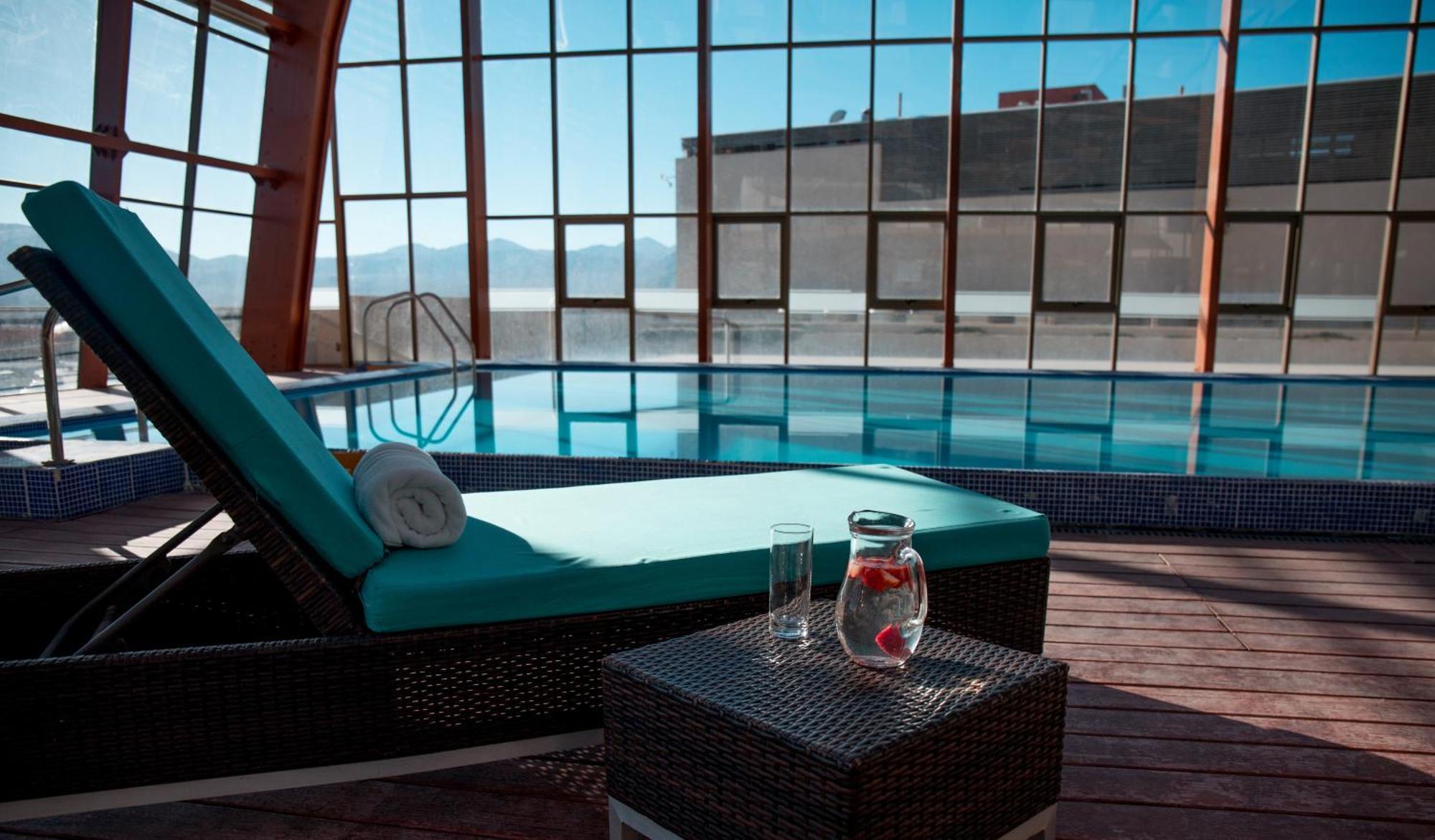 Mds Hotel Calama Bagian luar foto The swimming pool at the hotel