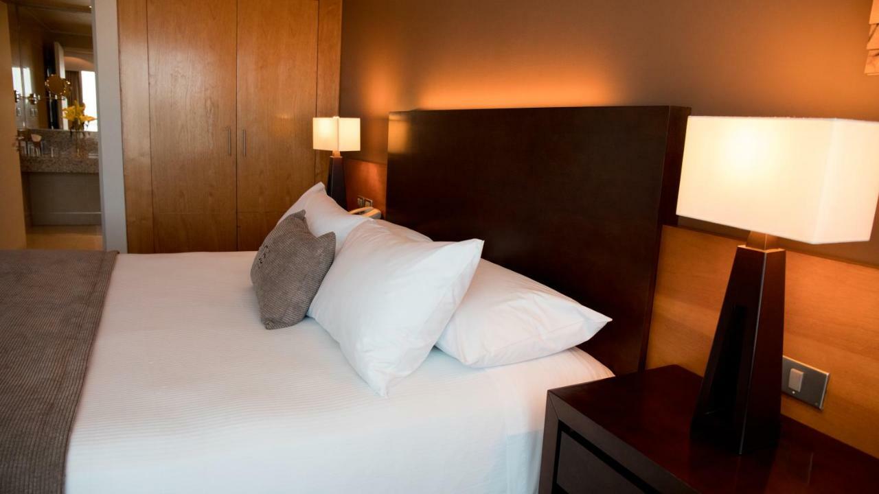 Mds Hotel Calama Bagian luar foto A bed with pillows