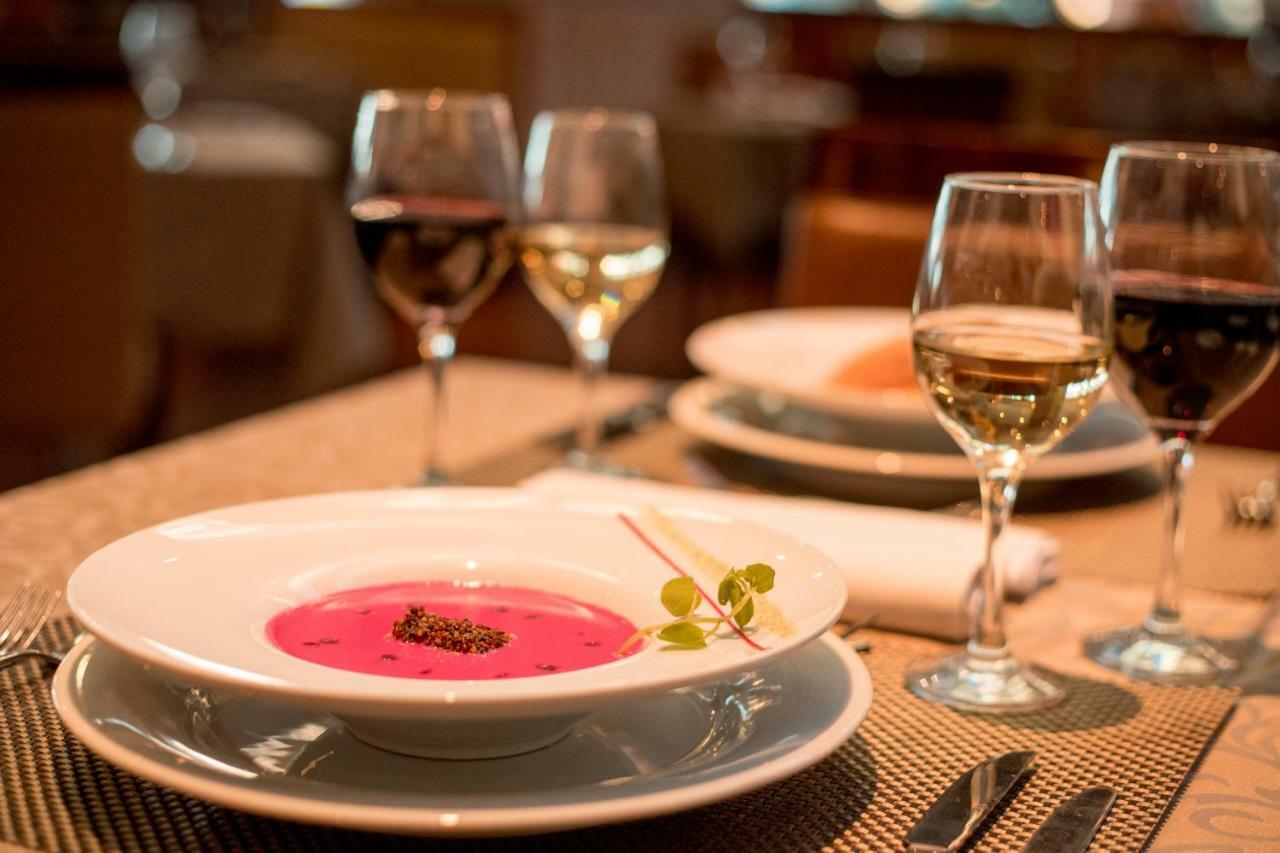 Mds Hotel Calama Bagian luar foto A meal at a restaurant