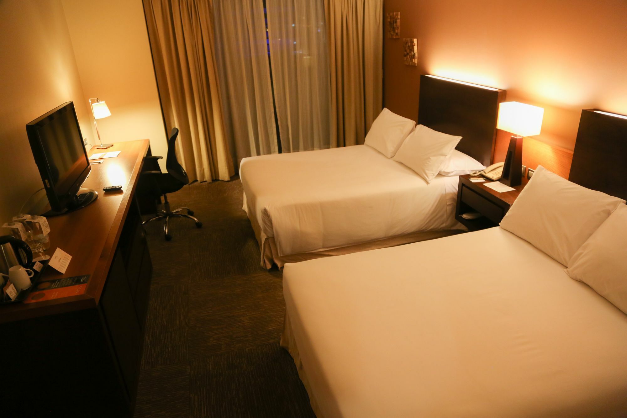 Mds Hotel Calama Bagian luar foto A room at the hotel